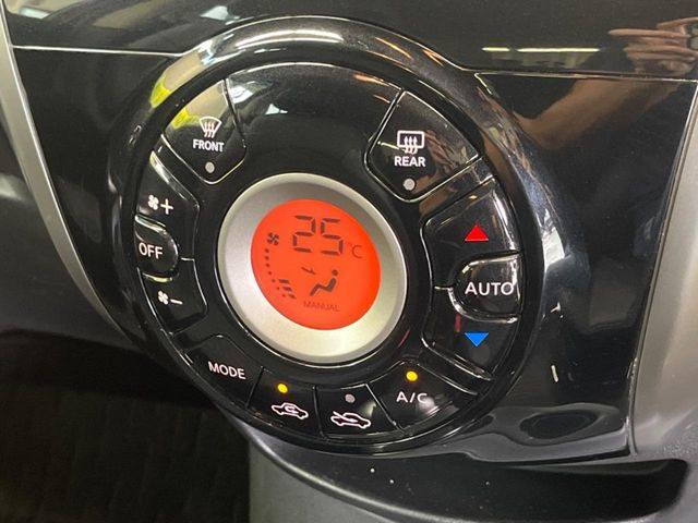 【オートエアコン】一度お好みの温度に設定すれば、車内の温度を検知し風量や温度を自動で調整。暑い…寒い…と何度もスイッチ操作をする必要はありません。快適な車内空間には必須の機能ですね♪