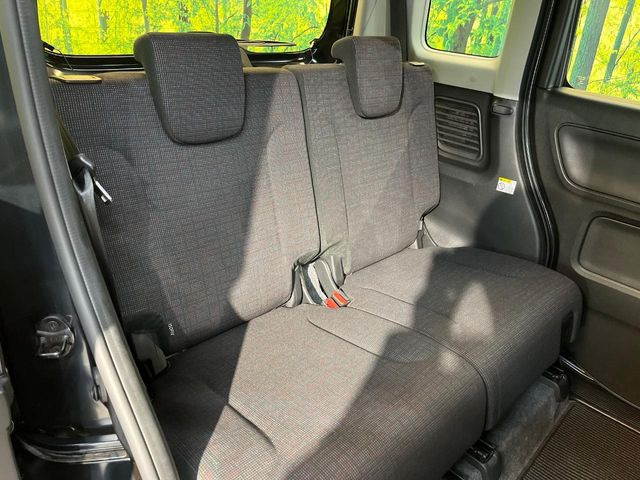 後部座席も気になるようなキズ・汚れやへたり等、大きなダメージはなく、良好な状態です。