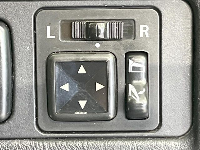 �y�d���i�[�~���[�z�T�C�h�~���[�͓d���i�[���ƂȂ��Ă���A�������ԏ�ł��L�Y�������X�N��}�����܂��B