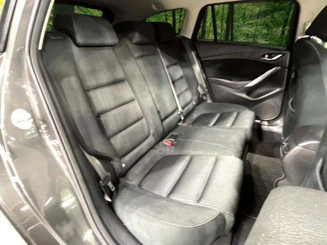 後部座席も気になるようなキズ・汚れやへたり等、大きなダメージはなく、良好な状態です。