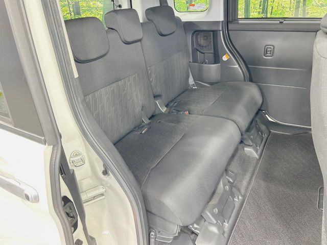 広々とした2列目シートは居住性が高く、居心地も快適!友達や家族とのお出かけにぴったりです。ベビーシートやチャイルドシート使用時も快適にお過ごしいただける十分な空間を確保しています。