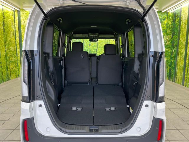 後席を格納すると、これだけの広さが!シーンに合わせたシートアレンジで、大きな荷物も積むことが出来ます♪