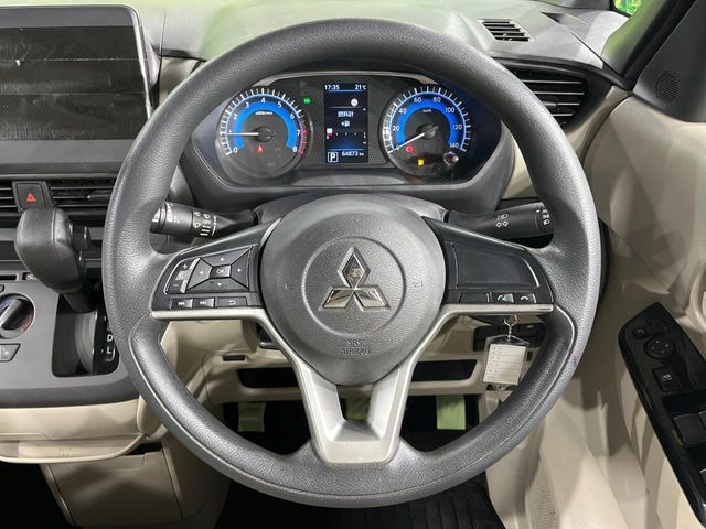 �C���e���A�ɍ��킹���f�U�C���̃X�e�A�����O�́A�^�]�������̂��Ƃ��l���A�^�]���₷���`��A�傫���ł��B�����x�A���ۂɐG���Ă��m���߂��������B