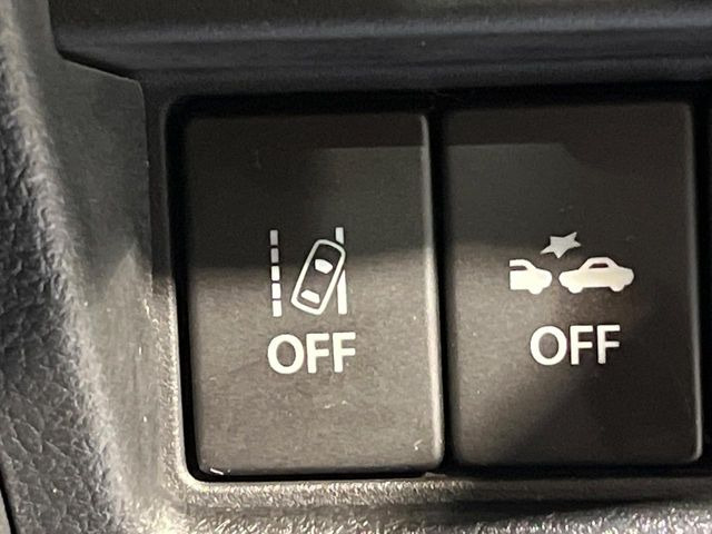 【車線逸脱警報】道路上の白(黄)線を認識し、意図せず走行中の車線からはみ出しそうになった時、メーター内の警告灯とブザーで注意喚起してくれる安心・安全機能です♪