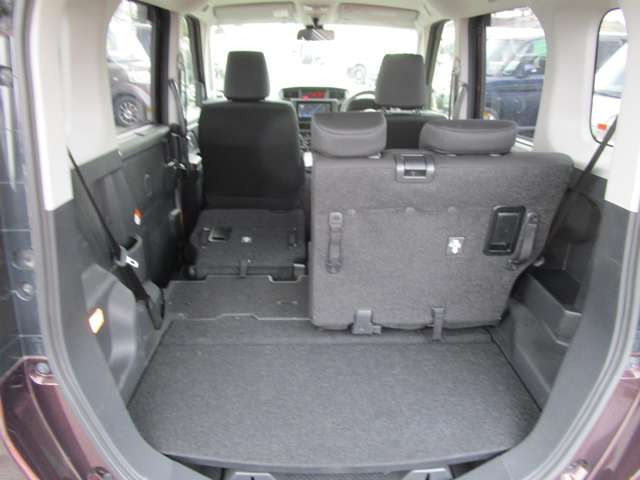 分割可倒式リアシートを倒すとフラットに成りますので大きな荷物も積む事ができます!