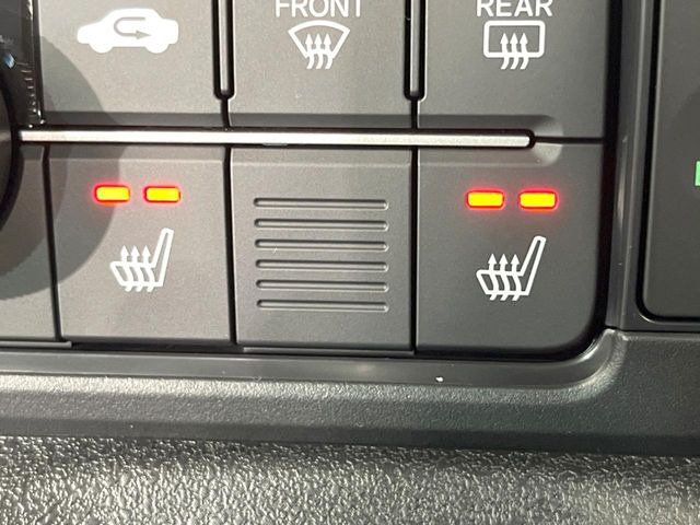 【シートヒーター】寒い日に重宝するシートヒーター!エアコンより早く温まってくれるので寒がりの人も安心ですね♪エアコンの温風は乾燥するから苦手、という方にもをおすすめです。