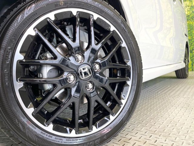 【純正アルミホイール】外観にマッチした純正アルミホイールを装着しております。各種社外アルミホイールや、スタッドレスタイヤも取扱いしております。是非ご相談ください♪