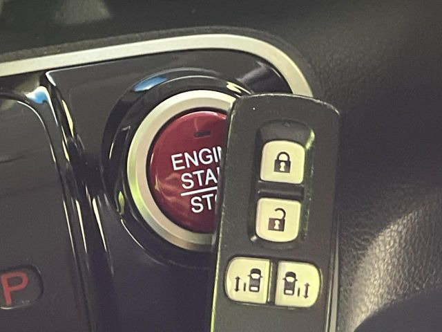 【Hondaスマートキー】カバンやポケットに入れたままでもドアの施錠・解錠が可能なスマートキーを装備。エンジンのオン・オフ時もカギを取り出す必要が無いからとっても便利です♪