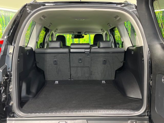 ラゲッジルームは、大容量のスペースを確保。普段のお買い物からレジャーまで、幅広く活躍してくれます!また、リアシートを倒すことでバリエーション豊かにお使いいただけます。