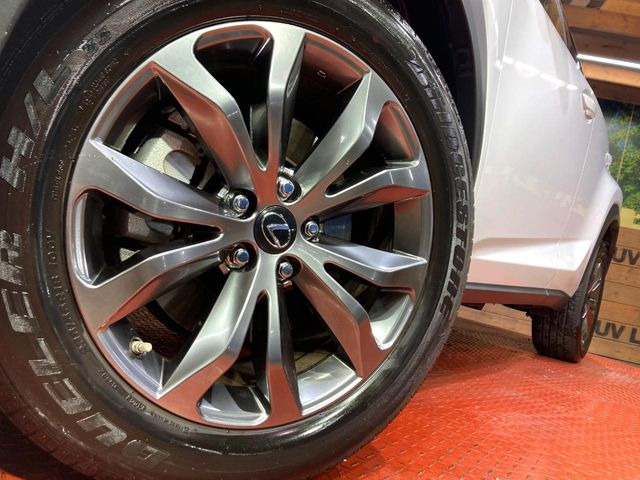 【純正18インチアルミホイール】外観にマッチした純正アルミホイールを装着しております。各種社外アルミホイールや、スタッドレスタイヤも取扱いしております。是非ご相談ください♪