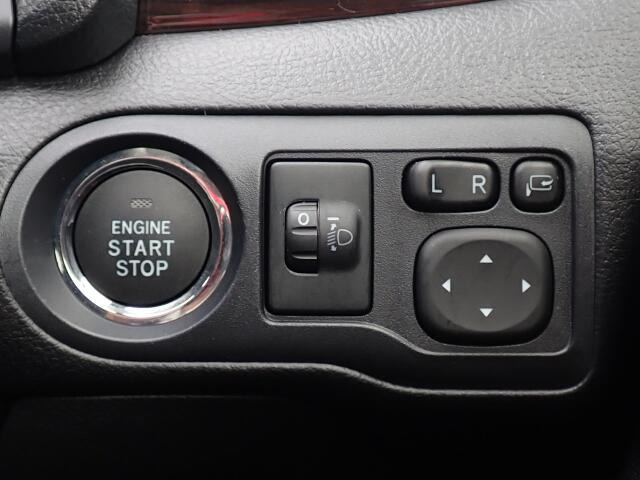 キーレスプッシュスタートシステムを採用しております!ボタン一つでエンジン始動が可能なので、キーを探すこともなくなりますね!