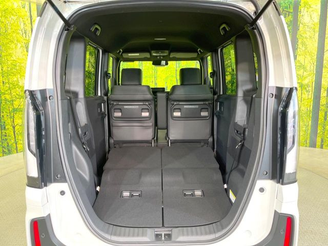 後席を格納すると、これだけの広さが!シーンに合わせたシートアレンジで、大きな荷物も積むことが出来ます♪