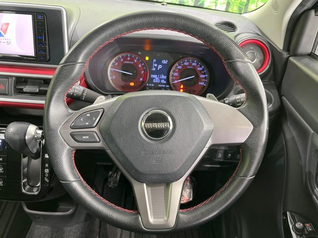 インテリアに合わせたデザインのステアリングは、運転される方のことも考え、運転しやすい形状、大きさです。是非一度、実際に触ってお確かめください。