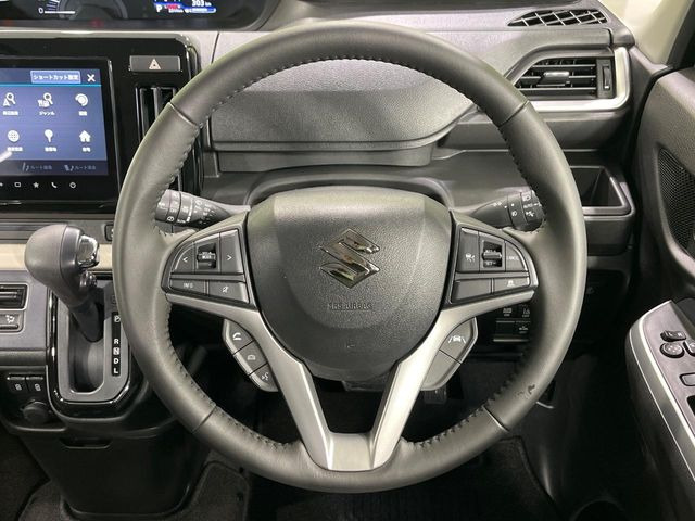 【純正革巻きステアリング】上質な革を使用することで、手にしっかり馴染みとても運転しやすいハンドルです♪