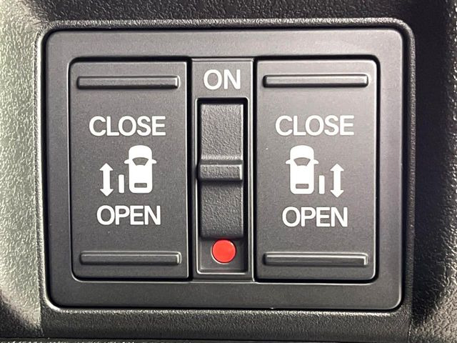 【両側パワースライドドア】スマートキーや運転席のスイッチで後席両側スライドドアの開閉が可能♪電動だから力を入れてドアを開ける必要が無く、小さなお子様でも簡単に開け閉めでき快適です♪