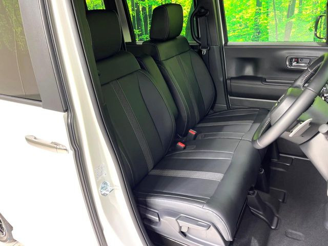 運転席まわりには十分なスペースがあり、大柄な方でもゆったり運転していただける環境です。