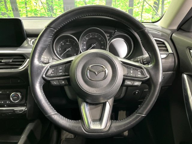 【ステアリングヒーター】冬場に冷たくなりやすい革巻きステアリングを、スイッチ一つで素早く適温に!エアコンよりも早く温まってくれるので、寒い日の運転も快適になりますね♪