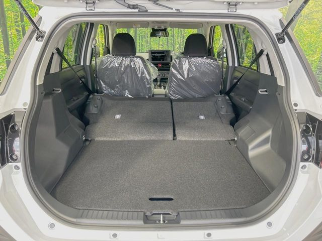 ���i�̂���������ʋ΁A���}���ɏ\���ȉ׎��X�y�[�X���m�ۂ��Ă���܂��B�Z�J���h�V�[�g��|���ƁA�傫�ȉו��̐ύڂ��\�ł���