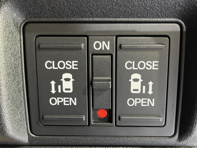 【両側パワースライドドア】スマートキーや運転席のスイッチで後席両側スライドドアの開閉が可能♪電動だから力を入れてドアを開ける必要が無く、小さなお子様でも簡単に開け閉めでき快適です♪