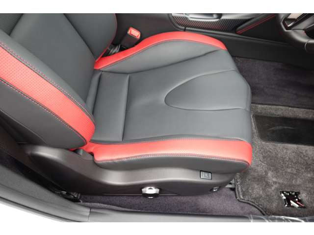 運転席・大きなシワやへたりなど御座いません。