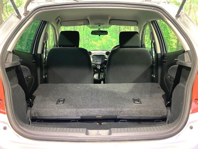 ���i�̂���������ʋ΁A���}���ɏ\���ȉ׎��X�y�[�X���m�ۂ��Ă���܂��B�Z�J���h�V�[�g��|���ƁA�傫�ȉו��̐ύڂ��\�ł���