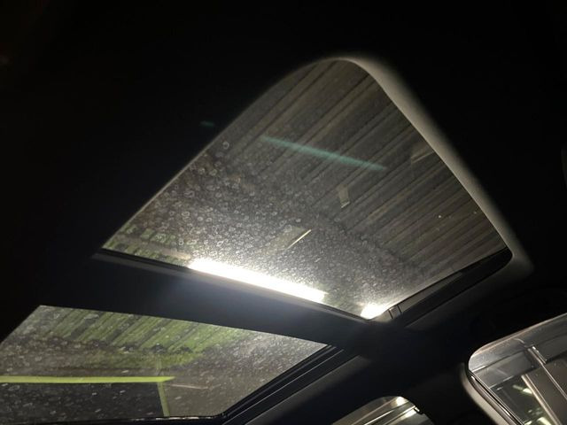 【サンルーフ】開放感たっぷりの希少装備、サンルーフが装着されています!車内に明かりを取り入れたり景色を楽しむ以外にも、車内の空気も簡単に換気できて快適です!