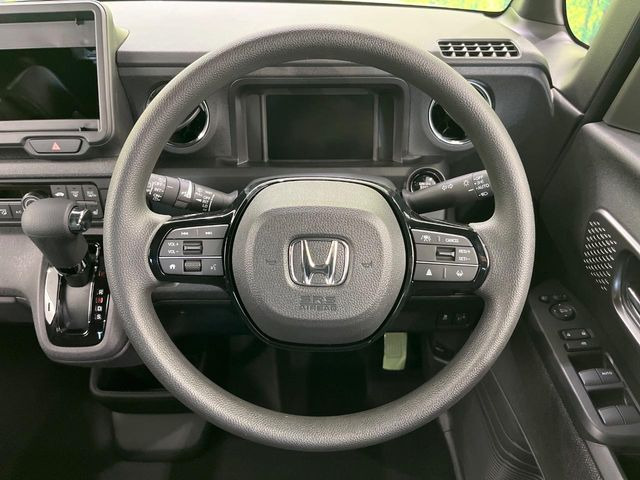 インテリアに合わせたデザインのステアリングは、運転される方のことも考え、運転しやすい形状、大きさです。是非一度、実際に触ってお確かめください。