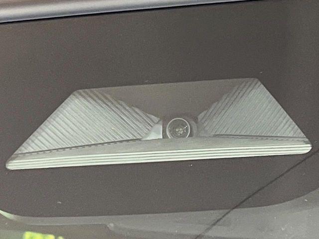 【ホンダセンシング】走行中に前方の車両等を認識し、衝突しそうな時は警報とブレーキで衝突回避と被害軽減をアシスト。より安全にドライブをお楽しみいただけます。