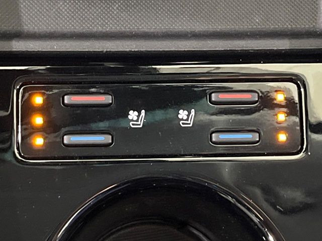 【シートベンチレーション】夏場は涼しい風でお尻や背中の熱やムレを防ぎ、冬はエアコンよりも早く温まってポカポカに!季節を問わず快適に過ごせます。