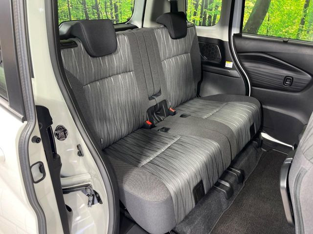 後部座席も気になるようなキズ・汚れやへたり等、大きなダメージはなく、良好な状態です。