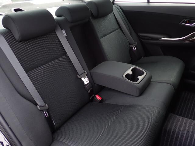 後部座席も大きな擦れもなく状態良好です。