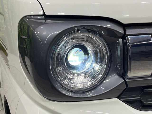 【LEDヘッドライト】悪天候や夜間走行時も良好な視界を確保し安心して運転できる高輝度LEDヘッドライトを装備!点灯速度が早く、消費電力も抑えられています。