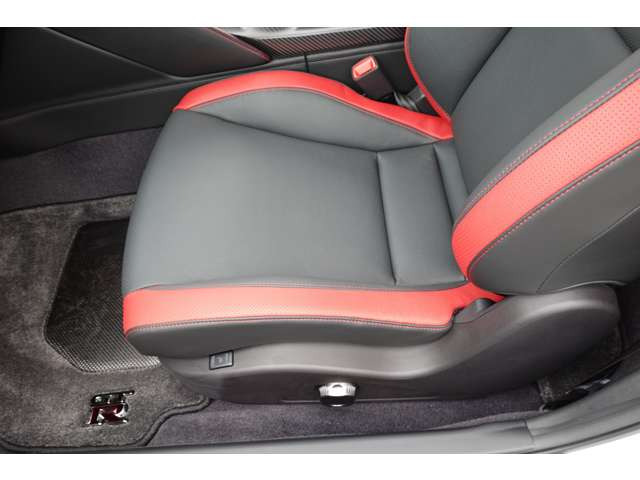 助手席・大きなシワやへたりなど御座いません。