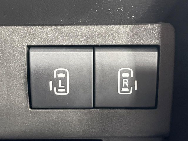 【両側パワースライドドア】スマートキーや運転席のスイッチで後席両側スライドドアの開閉が可能♪電動だから力を入れてドアを開ける必要が無く、小さなお子様でも簡単に開け閉めでき快適です♪