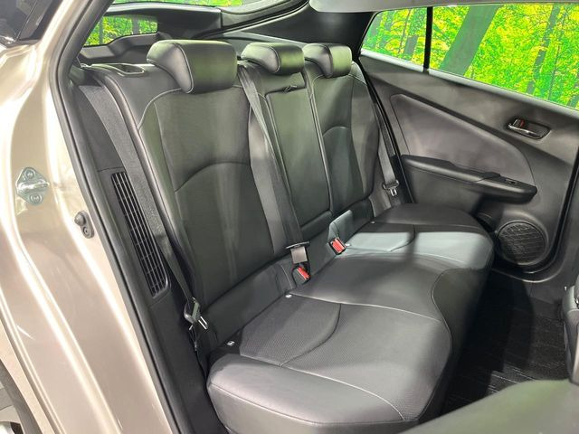 【ハーフレザーシート】高級感と座り心地を両立した人気のシート♪背面・座面のファブリック素材は、通気性の良さや滑りにくさに優れています。気温や服装に左右されず快適にお乗りいただけます。