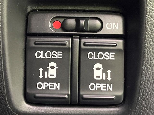 【両側パワースライドドア】スマートキーや運転席のスイッチで後席両側スライドドアの開閉が可能♪電動だから力を入れてドアを開ける必要が無く、小さなお子様でも簡単に開け閉めでき快適です♪