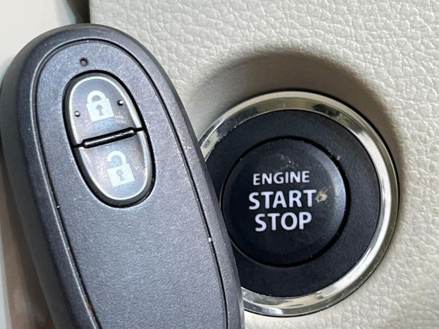 【キーレススタートシステム】カバンやポケットに入れたままでもドアの施錠・解錠が可能なスマートキーを装備。エンジンのオン・オフ時もカギを取り出す必要が無いからとっても便利です♪