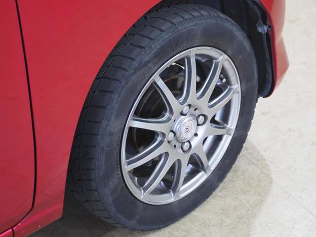 タイヤのホイールの細かいところまでキレイいにしてからお渡しします!