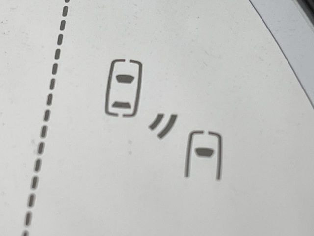 【ブラインドスポットモニター】走行中、ドアミラーの死角になりやすい箇所に後続車が接近するとサイドミラーのレンズに警告を表示!ドライバーに注意喚起をしてくれます。