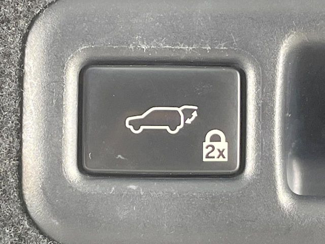 【パワーバックドア】スマートキーや運転席のボタンを押すだけでリアゲートが自動で開閉します!荷物を持っている時や、高い位置にあるバックドアを閉める際に便利な機能です♪