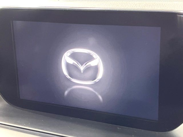 【マツダコネクトナビ】車内の雰囲気にマッチした一体型タイプのナビ。各種車輌設定やBluetooth再生等、様々な機能が楽しめます。直感的なダイヤル操作が可能で、使い勝手も良好です。