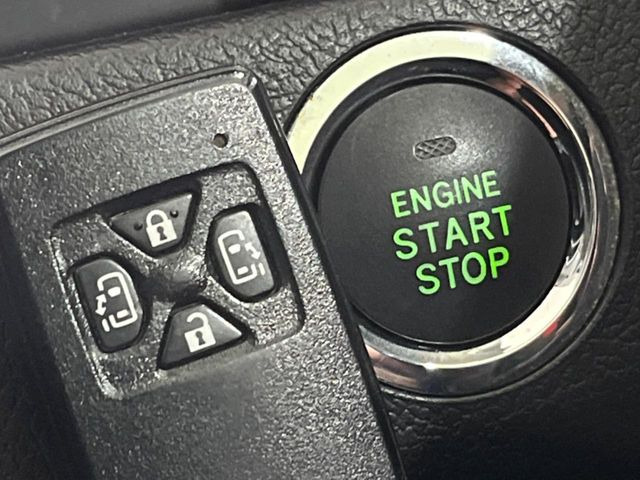 �y�X�}�[�g�L�[�z�J�o����|�P�b�g�ɓ��ꂽ�܂܂ł��h�A�̎{���E�������\�ȃX�}�[�g�L�[�𑕔��B�G���W���̃I���E�I�t�����J�M�����o���K�v����������Ƃ��Ă��֗��ł���