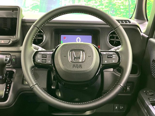 インテリアに合わせたデザインのステアリングは、運転される方のことも考え、運転しやすい形状、大きさです。是非一度、実際に触ってお確かめください。