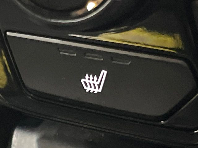 【シートヒーター】寒い日に重宝するシートヒーター!エアコンより早く温まってくれるので寒がりの人も安心ですね♪エアコンの温風は乾燥するから苦手、という方にもをおすすめです。