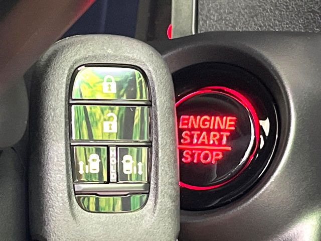 【Hondaスマートキー】カバンやポケットに入れたままでもドアの施錠・解錠が可能なスマートキーを装備。エンジンのオン・オフ時もカギを取り出す必要が無いからとっても便利です♪