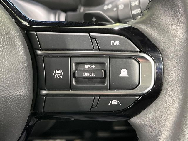 【アダプティブクルーズコントロール】高速道路での長距離走行が楽に!!自動で速度を保つクルーズコントロールが、衝突軽減システムと連携し、前方の車両を感知して車間を保つように速度調節してくれます!!