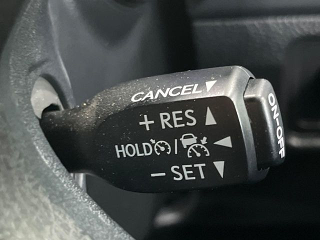 【レーダークルーズコントロール】高速道路での長距離走行が楽に!!自動で速度を保つクルーズコントロールが、衝突軽減システムと連携し、前方の車両を感知して車間を保つように速度調節してくれます!!