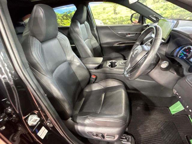 【黒革シート】上質な本革を使用し、高級感あふれる黒革シート。常に体に触れる部分だから、座り心地の良さにはこだわりたいですね♪汚れの付着や劣化を抑制する内装コーティング施工もおススメですよ♪