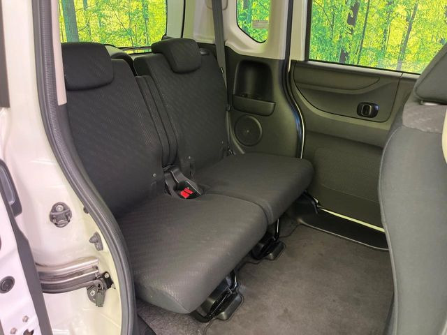 後部座席も気になるようなキズ・汚れやへたり等、大きなダメージはなく、良好な状態です。