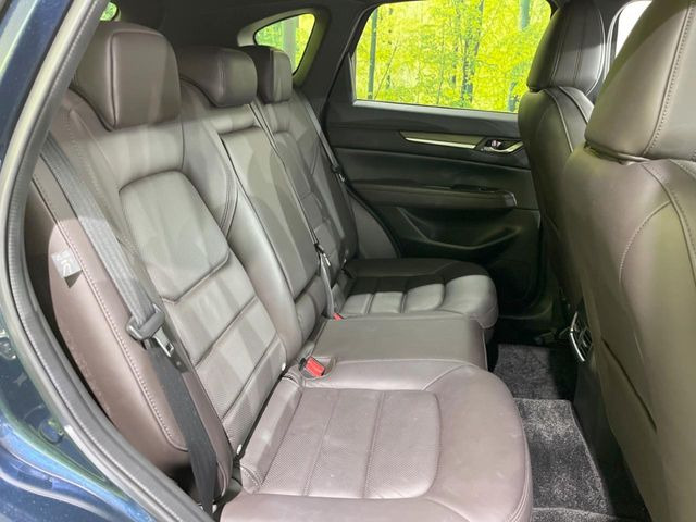 後部座席も気になるようなキズ・汚れやへたり等、大きなダメージはなく、良好な状態です。